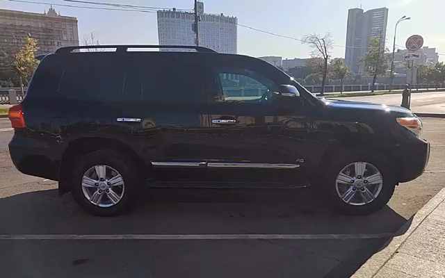 В продаже появился особый Land Cruiser 200 почти без пробега: в чем его особенность?