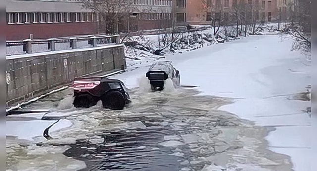 Два вездехода «Шерп» плавают в замерзшей реке в Петербурге
