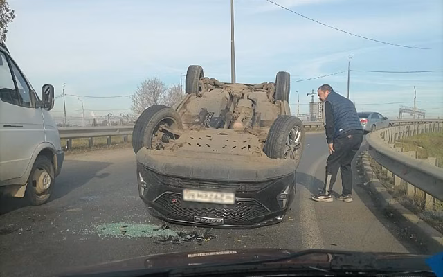 На видео попал момент опрокидывания Haval возле ТРЦ «М5 Молл» в Рязани