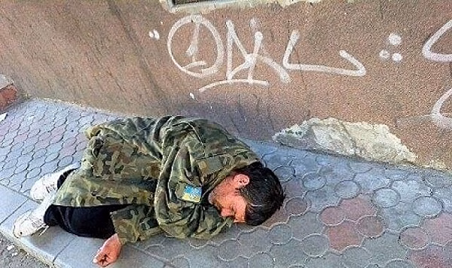 Пьяный всушник провалился в туалет, а его сослуживец справлял нужду и подорвался