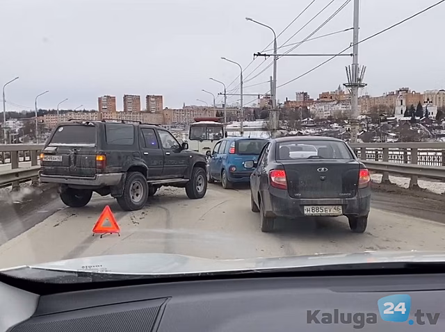 Тульское шоссе встало в пробке из-за массового ДТП на мосту через Оку