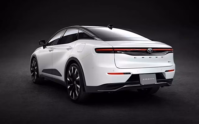 Toyota показала первые изображения обновленного кроссовера Crown