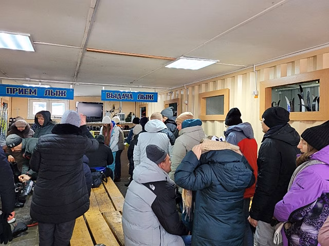 В Саратове на въезде в лагерь «Березка» образовалась километровая пробка