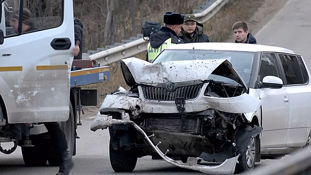 На помощь упавшей в авто с мостом женщине пришел водитель бетономешалки