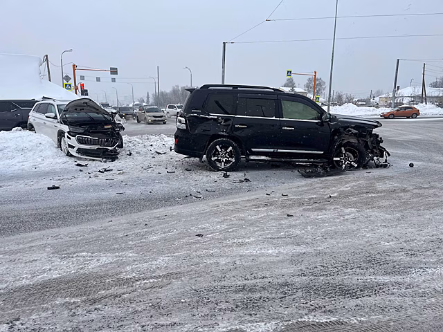 Ребёнок и взрослый пострадали из-за Land Cruiser в Кемерове – ищут свидетелей
