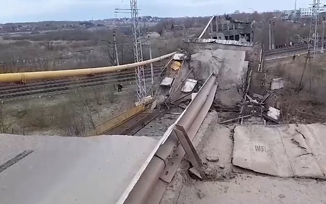 Мост с машинами обрушился на ж/д пути под Смоленском, погибла женщина. Главное