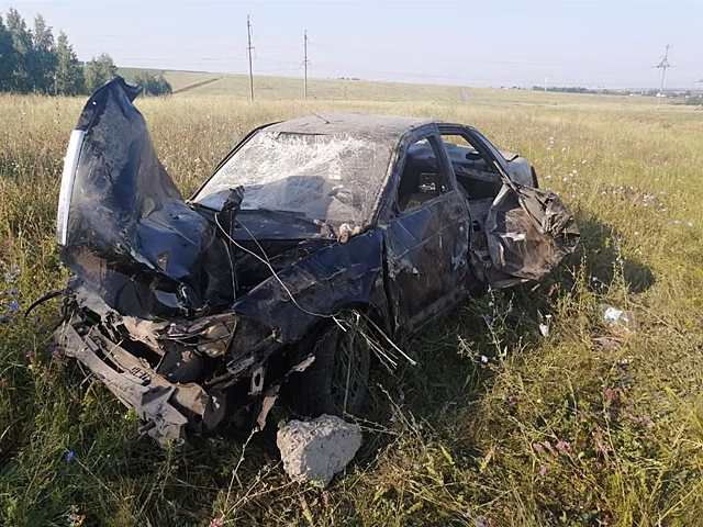 Водитель Lada Priora опрокинулся в кювет в Саратовской области