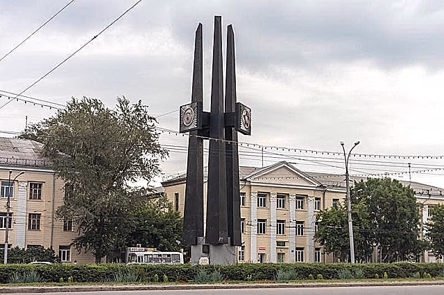 В Новосибирске до конца апреля отремонтируют стелу «Штыки»