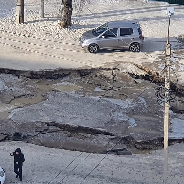 Улицу Кузнечную в Благовещенске перекрыли из-за порыва на водоводе