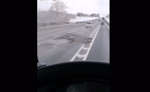 Куряне жалуются на большие ямы на дороге в Фатежском районе