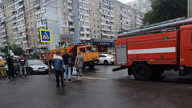 В Саратове автомобиль свадебного кортежа попал в аварию