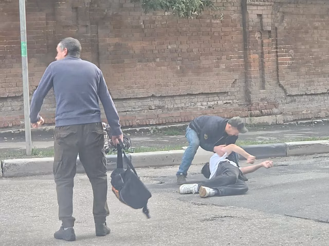 В Туле прохожие подняли лежащего на дороге мужчину