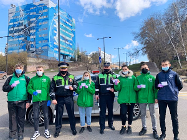В Липецкой области автоинспекторы, волонтеры и медработники призывали водителей уступать дорогу автомобилям «скорой помощи»