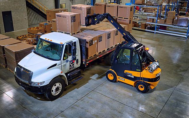 JCB представила два телескопических погрузчика, работающих на жидком пропане