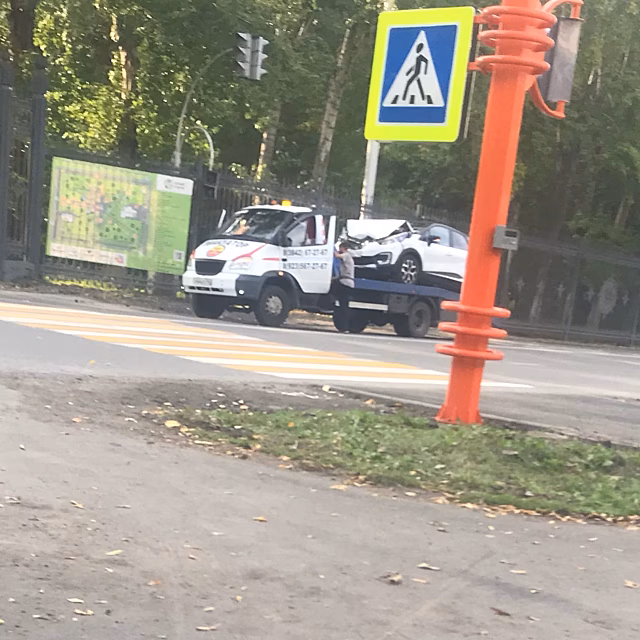 Автомобиль получил сильные повреждения в результате ДТП в Кемерове