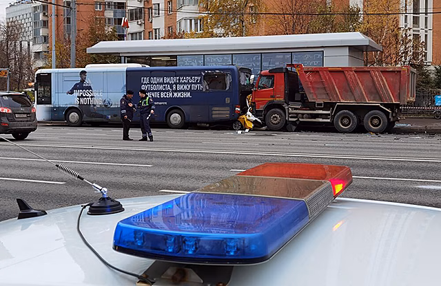 В центре Москвы автомобиль такси смяло после удара грузовика