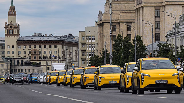 Названы главные проблемы перехода такси на электромобили