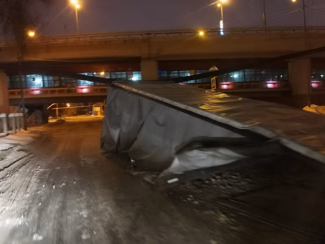 Фура сложилась в горку после наезда на габаритные ворота в Нижнем Новгороде