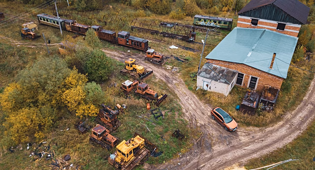 Кладбище советских тракторов ДТ-75 и Т-130 посреди тайги