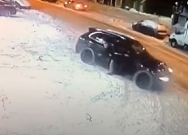 В Москве двое мужчин представились покупателями и угнали Porsche Cayenne
