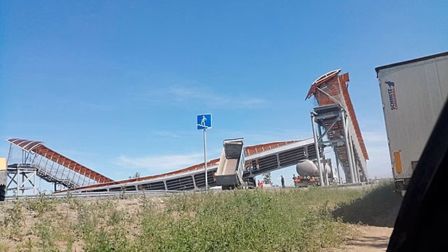 В районе Кургана грузовик снес мост, парализовав движение по трассе «Иртыш»