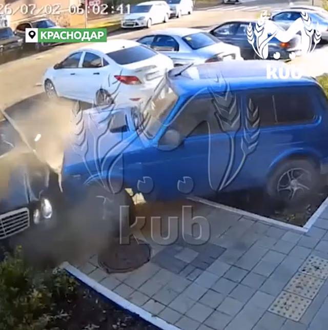Мужчина в образе героя "Большой Лебовски" протаранил три машины