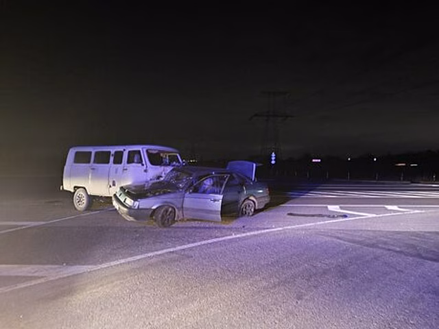 Под Калининградом водитель выпал из УАЗа, столкнувшись с легковушкой
