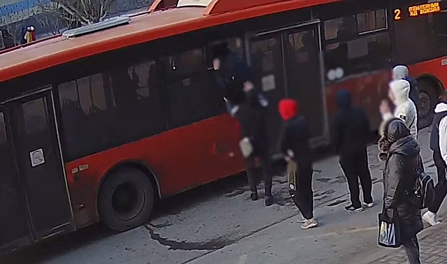 В Волгограде задержали нарушителей общественного порядка в автобусе №2