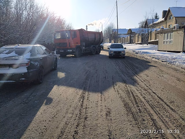 В Саратове столкнулись иномарка и снегоуборочный грузовик
