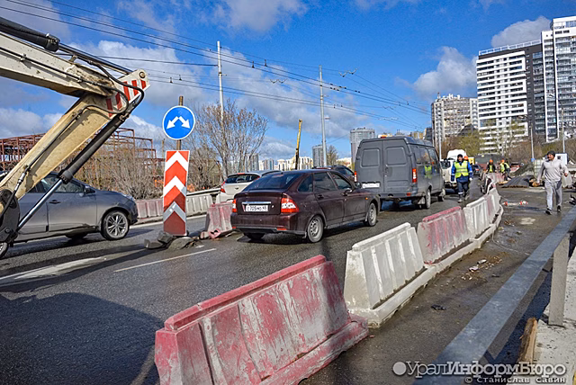 Застройщик ТЦ "Золотой" заплатит за разбитую куском забора Audi