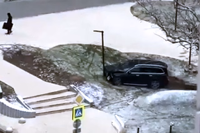 В Новой Москве "взбесился" Mercedes с женщиной и ребенком