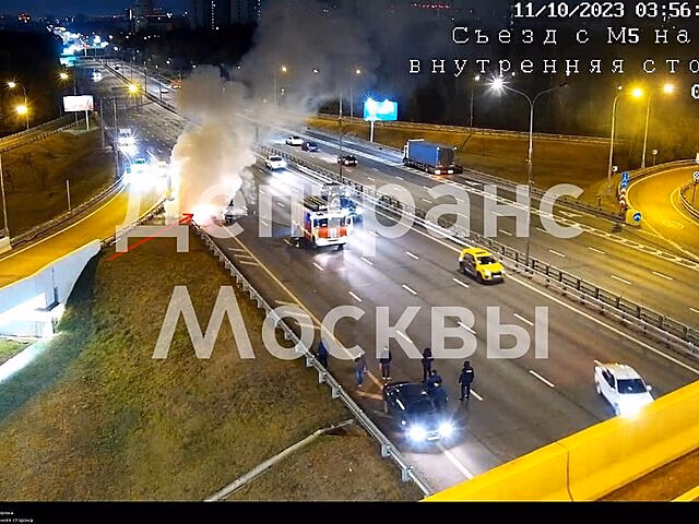 Автомобиль загорелся на Волгоградском проспекте в Москве