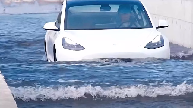 Опубликовано видео из кабины плывущего по воде электромобиля Tesla Model 3
