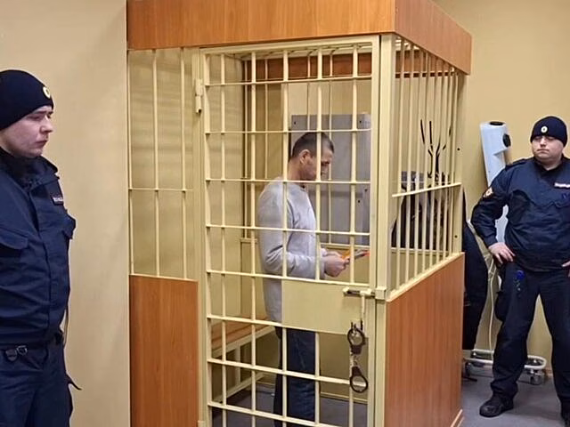 Водитель упавшего в реку в Петербурге автобуса оштрафован за "резиновую" квартиру