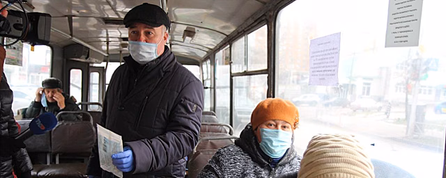 Рязанские кондукторы и водители получили маски во время рейда