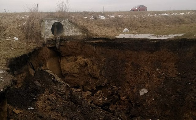В Фатежском районе жители пожаловались на размыв грунта рядом с автодорогой у села Сухочево
