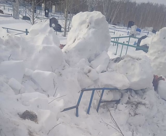 Могилы погибшего участника СВО и его отца завалили снегом при расчистке. Подробности