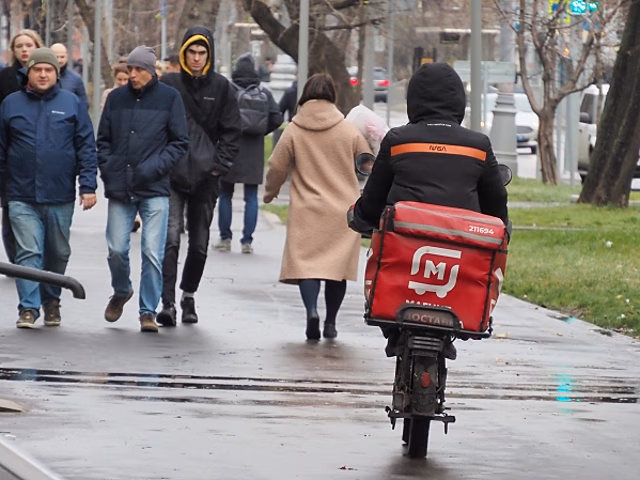 Спикер заксобрания Петербурга заявил, что курьеры на электровелосипедах должны исчезнуть с тротуаров