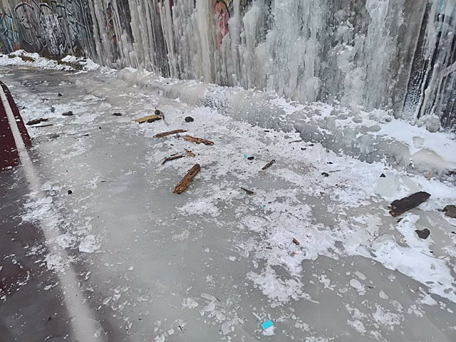 Улицу во Владивостоке заливает фекалиями и водами неизвестного происхождения