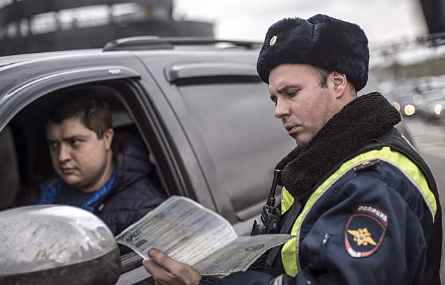 Водителям запретили пристегивать документы к салону авто