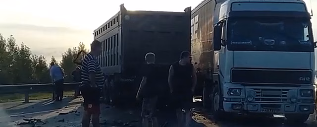 Под Новосибирском столкнулись три грузовика