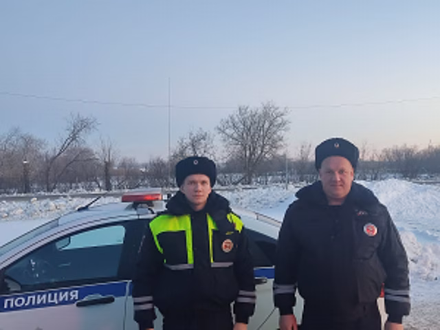 Госавтоинспекторы в Астраханской области спасли замерзавшего водителя сломавшегося автомобиля