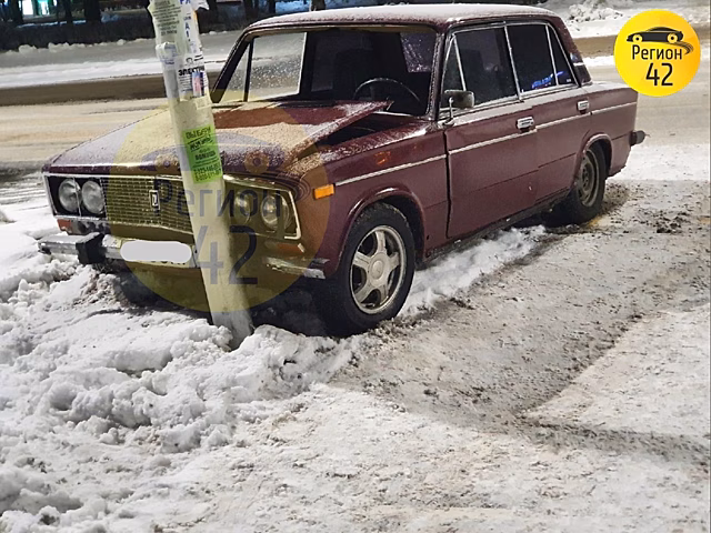 Легковушка врезалась в столб в Кемерове