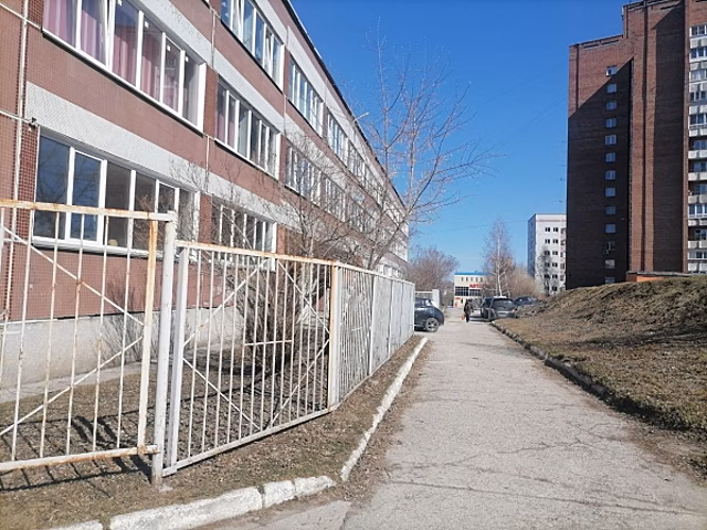 В новосибирской школе может рухнуть крыша: верхний этаж перекрыт
