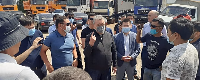 Водители грузовиков устроили митинг из-за внедрения платных дорог в Казахстане