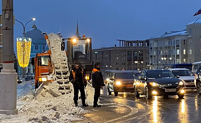 В Курске ночью 52 единицы техники боролись со снегом