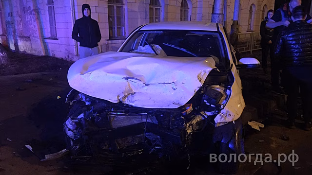 Вологжанку госпитализировали после аварии в Вологде
