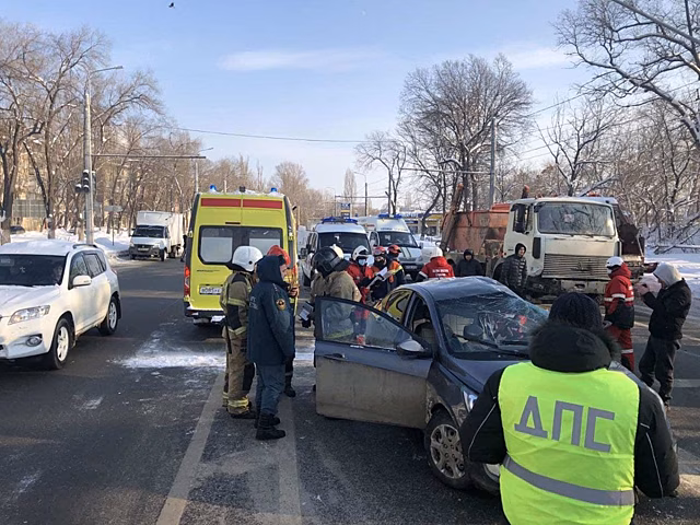 На Трофимовском мосту в Саратове столкнулись грузовик и легковушка
