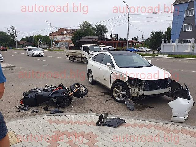 В Благовещенске в районе ВДНХ столкнулись автомобиль и мотоцикл