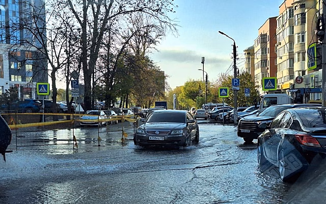 В Рязани Первомайский проспект и улицу Чапаева залило водой из-за прорыва